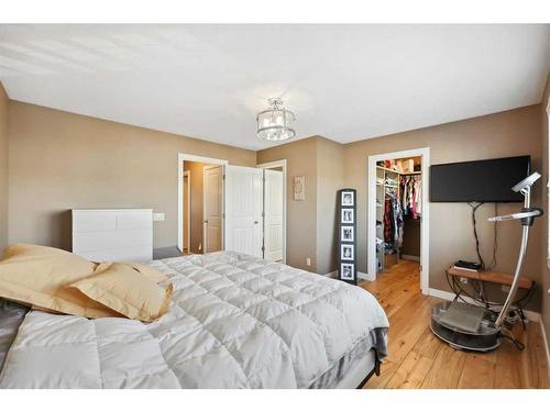 346 Fireside Place, Cochrane, AB - Indoor Photo Showing Bedroom