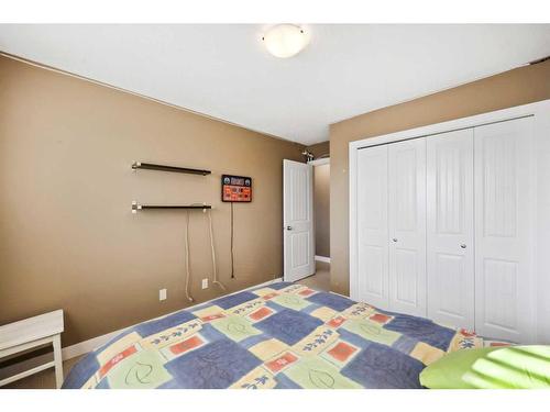 346 Fireside Place, Cochrane, AB - Indoor Photo Showing Bedroom