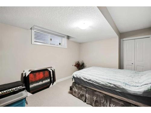 346 Fireside Place, Cochrane, AB - Indoor Photo Showing Bedroom