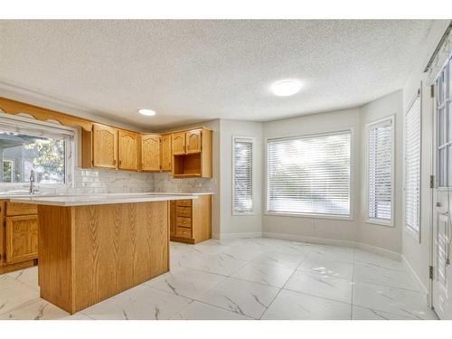 215 Hawkstone Close Nw, Calgary, AB - Indoor Photo Showing Kitchen