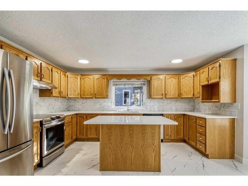 215 Hawkstone Close Nw, Calgary, AB - Indoor Photo Showing Kitchen