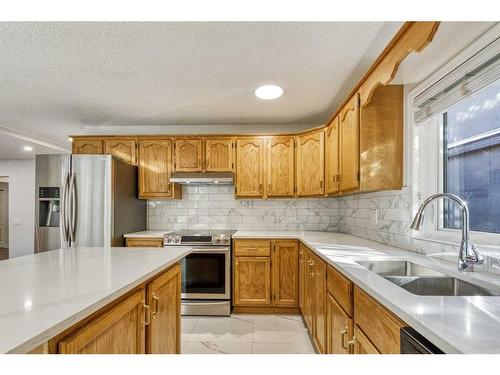 215 Hawkstone Close Nw, Calgary, AB - Indoor Photo Showing Kitchen With Double Sink With Upgraded Kitchen