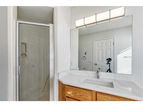 215 Hawkstone Close Nw, Calgary, AB - Indoor Photo Showing Bathroom