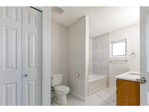 215 Hawkstone Close Nw, Calgary, AB - Indoor Photo Showing Bathroom