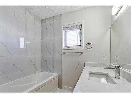 215 Hawkstone Close Nw, Calgary, AB - Indoor Photo Showing Bathroom