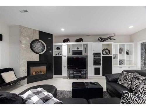 331 Diamond Willow Point, Rural Rocky View County, AB - Indoor Photo Showing Living Room With Fireplace