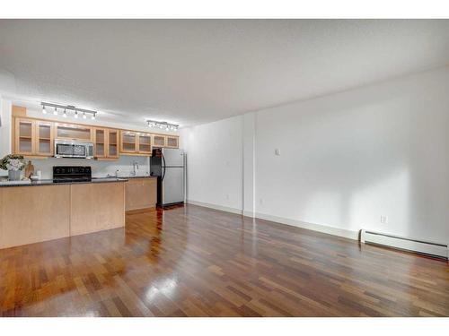 303-1420 Memorial Drive Nw, Calgary, AB - Indoor Photo Showing Kitchen