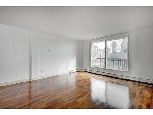 303-1420 Memorial Drive Nw, Calgary, AB - Indoor Photo Showing Other Room