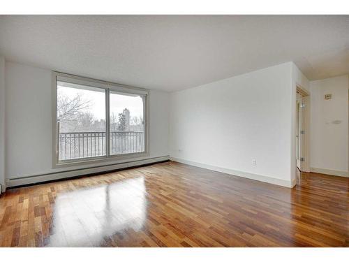 303-1420 Memorial Drive Nw, Calgary, AB - Indoor Photo Showing Other Room