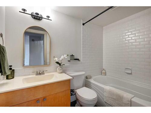 303-1420 Memorial Drive Nw, Calgary, AB - Indoor Photo Showing Bathroom