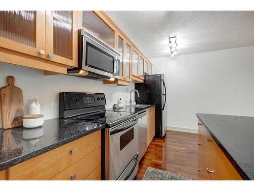 303-1420 Memorial Drive Nw, Calgary, AB - Indoor Photo Showing Kitchen