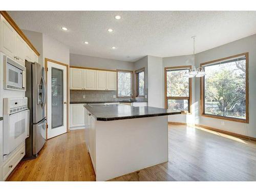 218 Mt Cascade Place Se, Calgary, AB - Indoor Photo Showing Kitchen