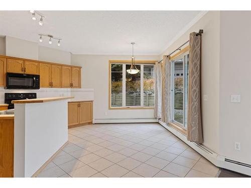 101-108 Edgeridge Terrace Nw, Calgary, AB - Indoor Photo Showing Kitchen