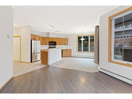 101-108 Edgeridge Terrace Nw, Calgary, AB - Indoor Photo Showing Kitchen