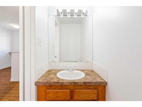 7-4312 75 Street Nw, Calgary, AB - Indoor Photo Showing Bathroom