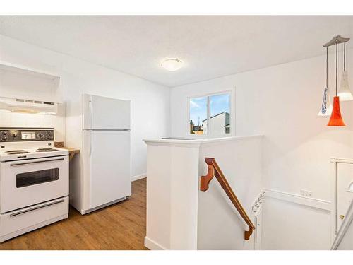 7-4312 75 Street Nw, Calgary, AB - Indoor Photo Showing Kitchen