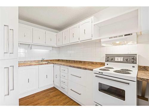 7-4312 75 Street Nw, Calgary, AB - Indoor Photo Showing Kitchen