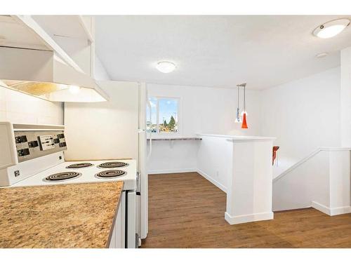 7-4312 75 Street Nw, Calgary, AB - Indoor Photo Showing Kitchen