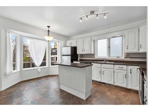 120 Big Springs Hill Se, Airdrie, AB - Indoor Photo Showing Kitchen With Double Sink