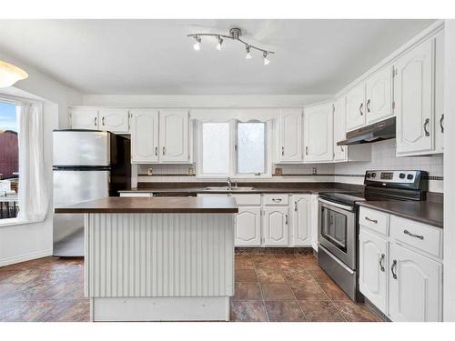 120 Big Springs Hill Se, Airdrie, AB - Indoor Photo Showing Kitchen