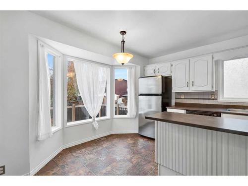 120 Big Springs Hill Se, Airdrie, AB - Indoor Photo Showing Kitchen