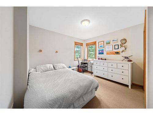 173 Wapiti Close, Canmore, AB - Indoor Photo Showing Bedroom