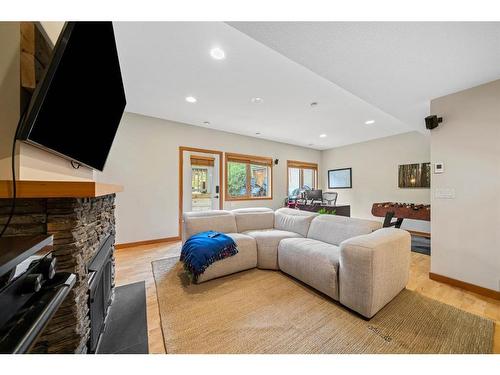 173 Wapiti Close, Canmore, AB - Indoor Photo Showing Living Room With Fireplace