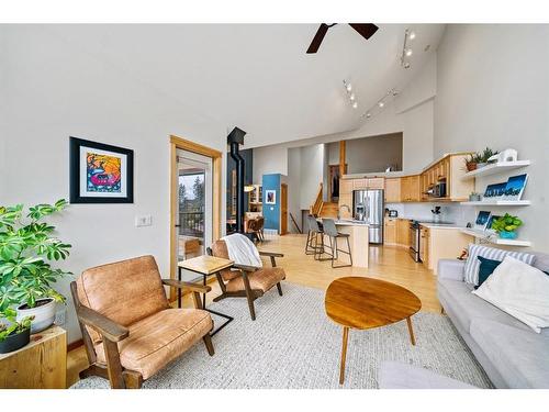 173 Wapiti Close, Canmore, AB - Indoor Photo Showing Living Room