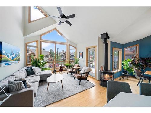 173 Wapiti Close, Canmore, AB - Indoor Photo Showing Living Room