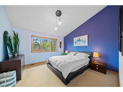 173 Wapiti Close, Canmore, AB - Indoor Photo Showing Bedroom