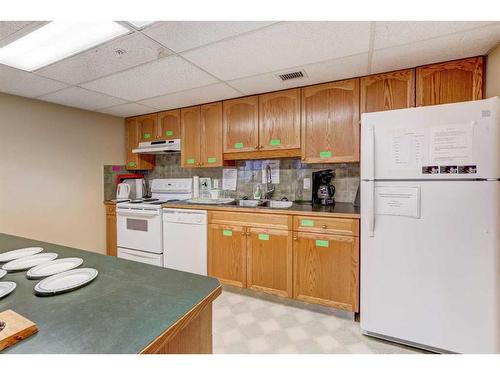 327-728 Country Hills Road Nw, Calgary, AB - Indoor Photo Showing Kitchen