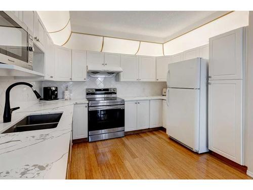 327-728 Country Hills Road Nw, Calgary, AB - Indoor Photo Showing Kitchen With Double Sink