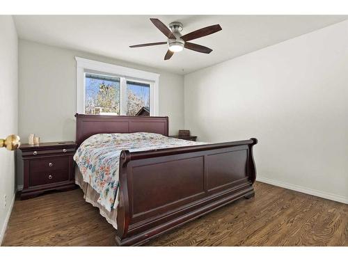 4606 4 Avenue Se, Calgary, AB - Indoor Photo Showing Bedroom