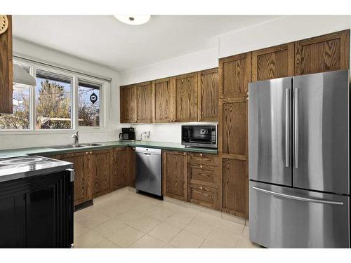 4606 4 Avenue Se, Calgary, AB - Indoor Photo Showing Kitchen With Double Sink