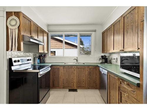 4606 4 Avenue Se, Calgary, AB - Indoor Photo Showing Kitchen With Double Sink