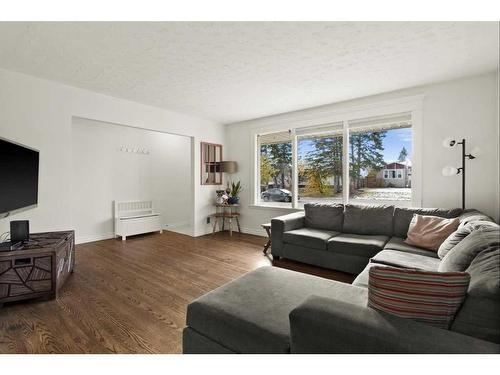 4606 4 Avenue Se, Calgary, AB - Indoor Photo Showing Living Room