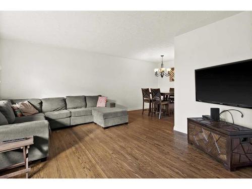 4606 4 Avenue Se, Calgary, AB - Indoor Photo Showing Living Room