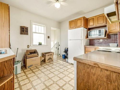 141 Crescent Avenue, Picture Butte, AB - Indoor Photo Showing Kitchen