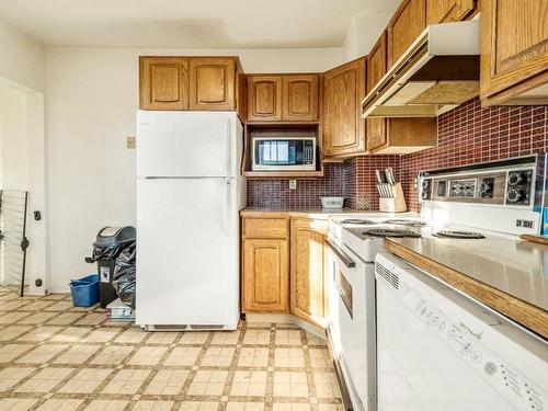 141 Crescent Avenue, Picture Butte, AB - Indoor Photo Showing Kitchen