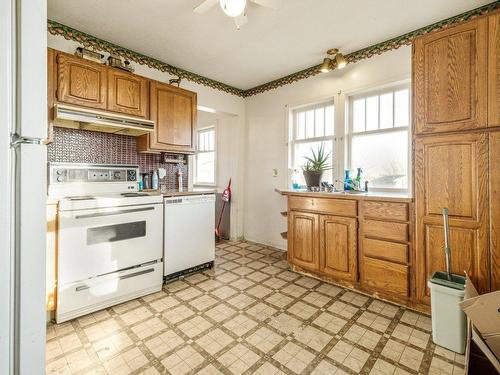 141 Crescent Avenue, Picture Butte, AB - Indoor Photo Showing Kitchen