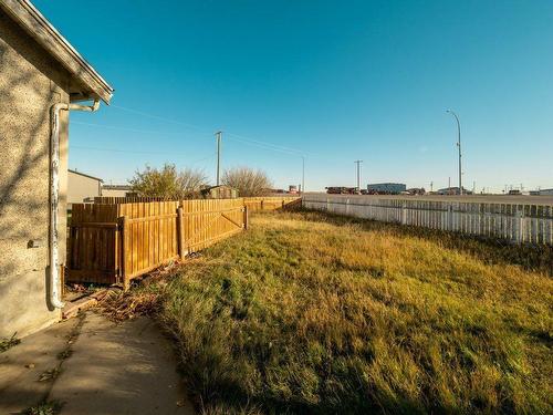 141 Crescent Avenue, Picture Butte, AB - Outdoor