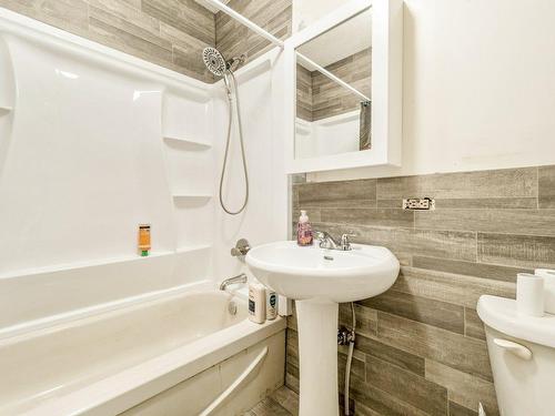 141 Crescent Avenue, Picture Butte, AB - Indoor Photo Showing Bathroom