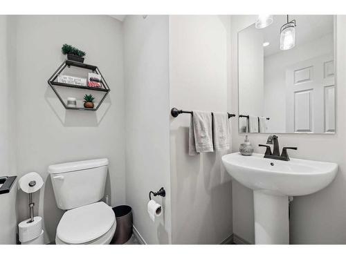 241 Mahogany Parade Se, Calgary, AB - Indoor Photo Showing Bathroom