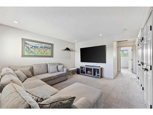 241 Mahogany Parade Se, Calgary, AB - Indoor Photo Showing Living Room