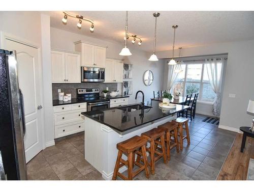 431 Hillcrest Circle Sw, Airdrie, AB - Indoor Photo Showing Kitchen With Upgraded Kitchen