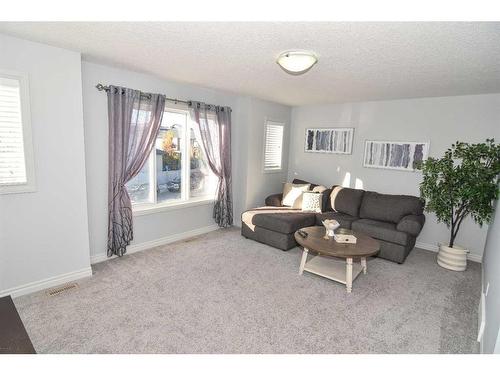 431 Hillcrest Circle Sw, Airdrie, AB - Indoor Photo Showing Living Room