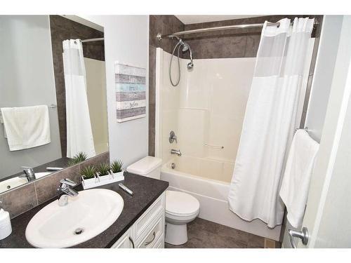 431 Hillcrest Circle Sw, Airdrie, AB - Indoor Photo Showing Bathroom