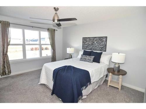 431 Hillcrest Circle Sw, Airdrie, AB - Indoor Photo Showing Bedroom