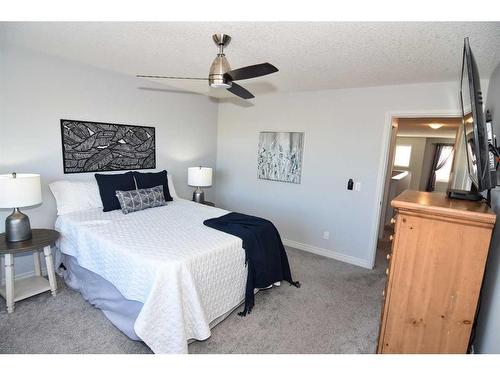 431 Hillcrest Circle Sw, Airdrie, AB - Indoor Photo Showing Bedroom