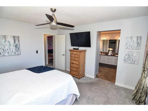 431 Hillcrest Circle Sw, Airdrie, AB - Indoor Photo Showing Bedroom